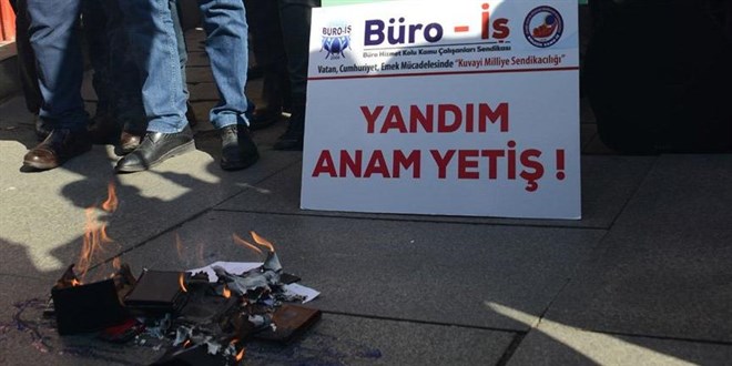 'Para yok' diyen memur cüzdan yaktı