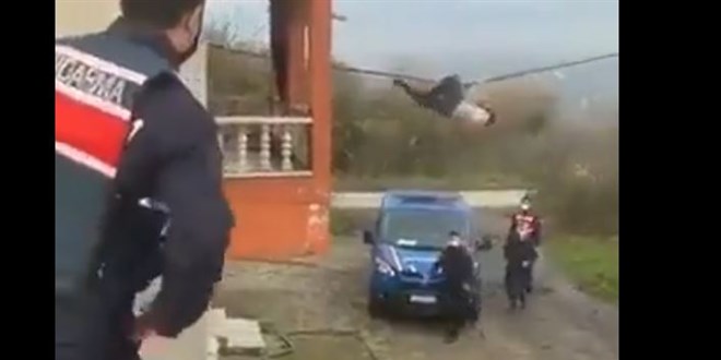 Saklandığı evde yakalanan şahıs, elektrik telinden kaçmaya çalıştı!