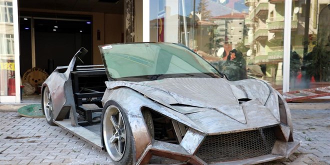 Kendi yaptığı otomobili çıkarmak için duvarı kırdı, kapıyı söktü