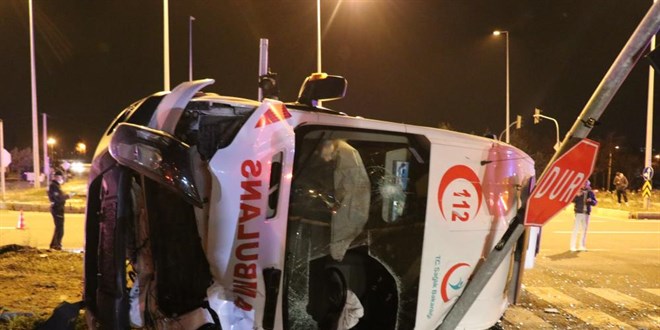 Kazada ağır yaralanan sürücüyü hastaneye taşıyan ambulans devrildi: 1 ölü
