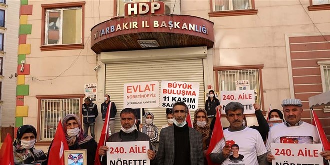 Diyarbakır annelerinin evlat nöbetine bir aile daha katıldı