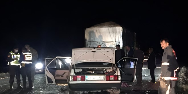 Elaz��'da otomobil TIR'�n alt�na girdi 2 �l� 2 yaral�