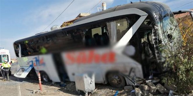 Yolcu otob�s� ile kamyonetin �arp��t��� kazada 1 ki�i �ld�, 10 ki�i yaraland�