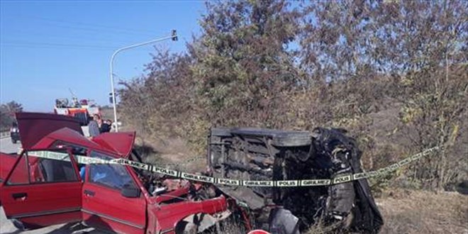Bilecik'te kargo arac� ile �arp��an otomobilin s�r�c�s� ve e�i �ld�