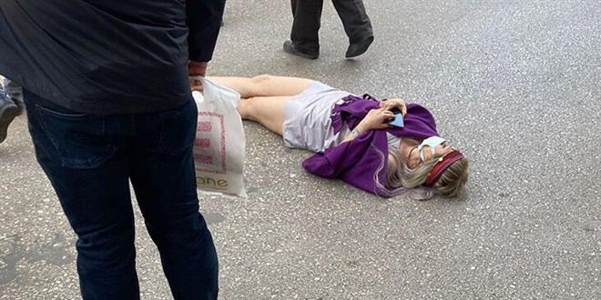 Gen� kad�n �nce yola yatt�, ard�ndan denize atlad�