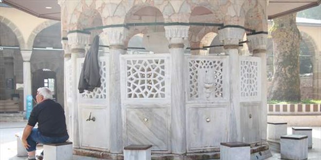 1579 yılında Mimar Sinan'ın yaptığı caminin şadırvanındaki tarihi muslukları çaldılar