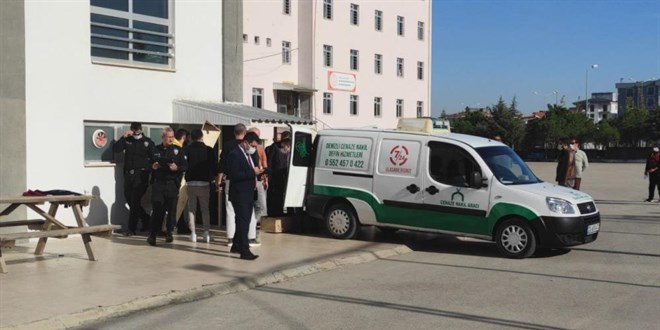 Öğretmen, spor salonunun deposunda ölü bulundu