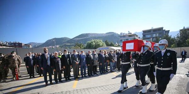Trafik kazasında şehit olan polisin cenazesi defnedildi