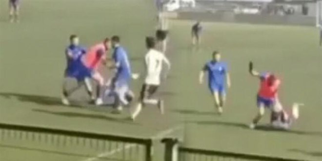 Futbolcu ayağından çıkardığı kramponla rakibini yaraladı