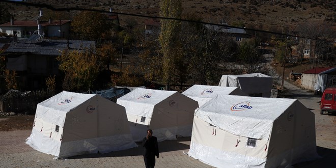 AFAD, Konya'daki depremden etkilenen mahalleye çadır kurdu