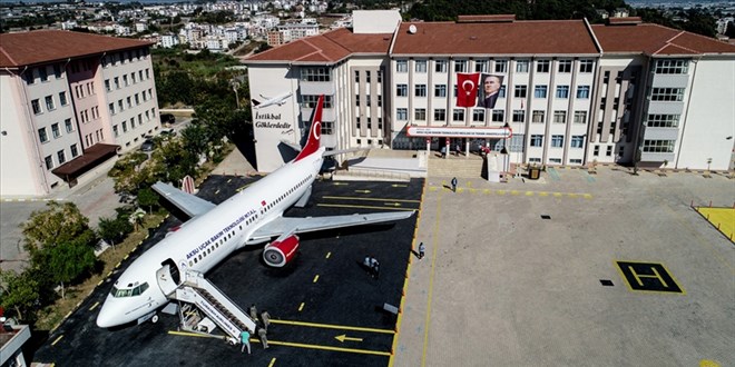 Bahçesinde uçak olan okul öğrencileri geleceğe hazırlıyor
