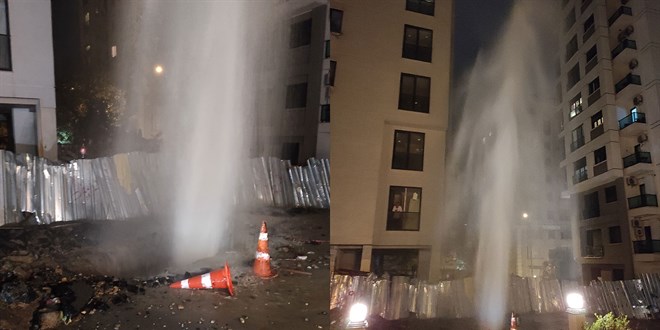 Kadıköy'de boru patladı, fışkıran su metrelerce yükseğe ulaştı